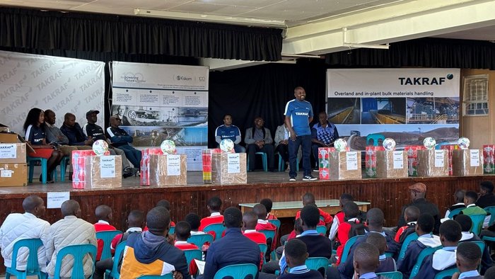 The picture shows students from Stanwest Combined School in Mpumalanga receiving soccer kits from the partners TAKRAF, a major South African electricity supplier and local representatives of the Ministry of Education.