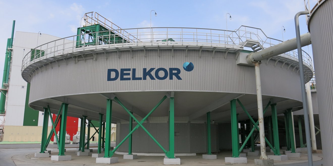 Reference picture of a DELKOR Thickener for potash application that was supplied to the “Turkmenhimiya” State Concern in Turkmenistan. Picture shows a big equipment for dewatering