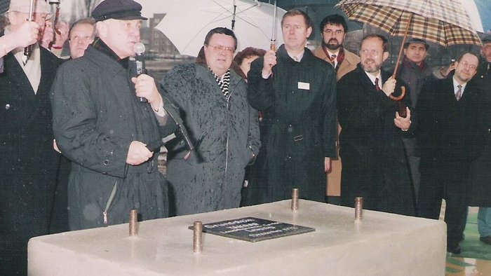 Manfred Stolpe, Prime Minister of Brandenburg at the time, lays the foundation stone for the new factory in 1993.