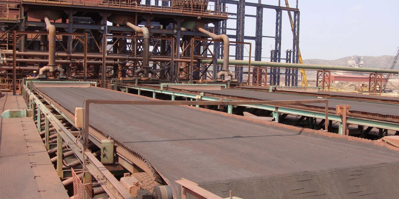 DELKOR Horizontal Vacuum Belt Filter for iron ore concentrate slurry filtration.