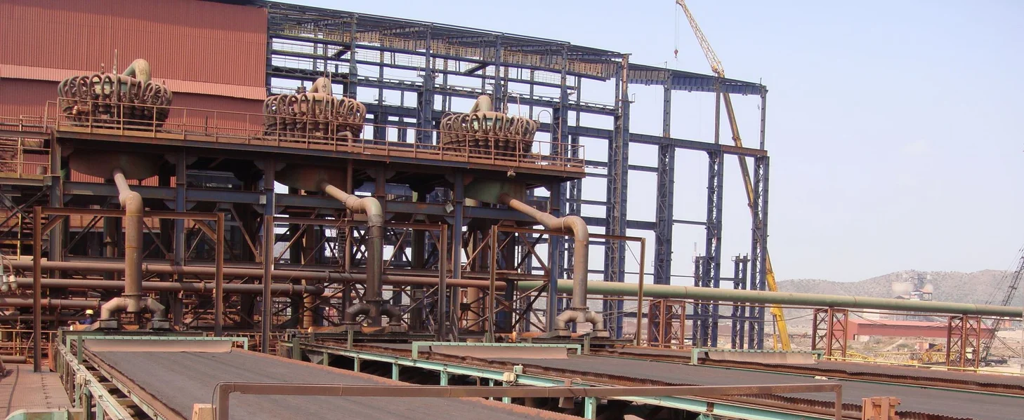 DELKOR Horizontal Vacuum Belt Filter for iron ore concentrate slurry filtration.